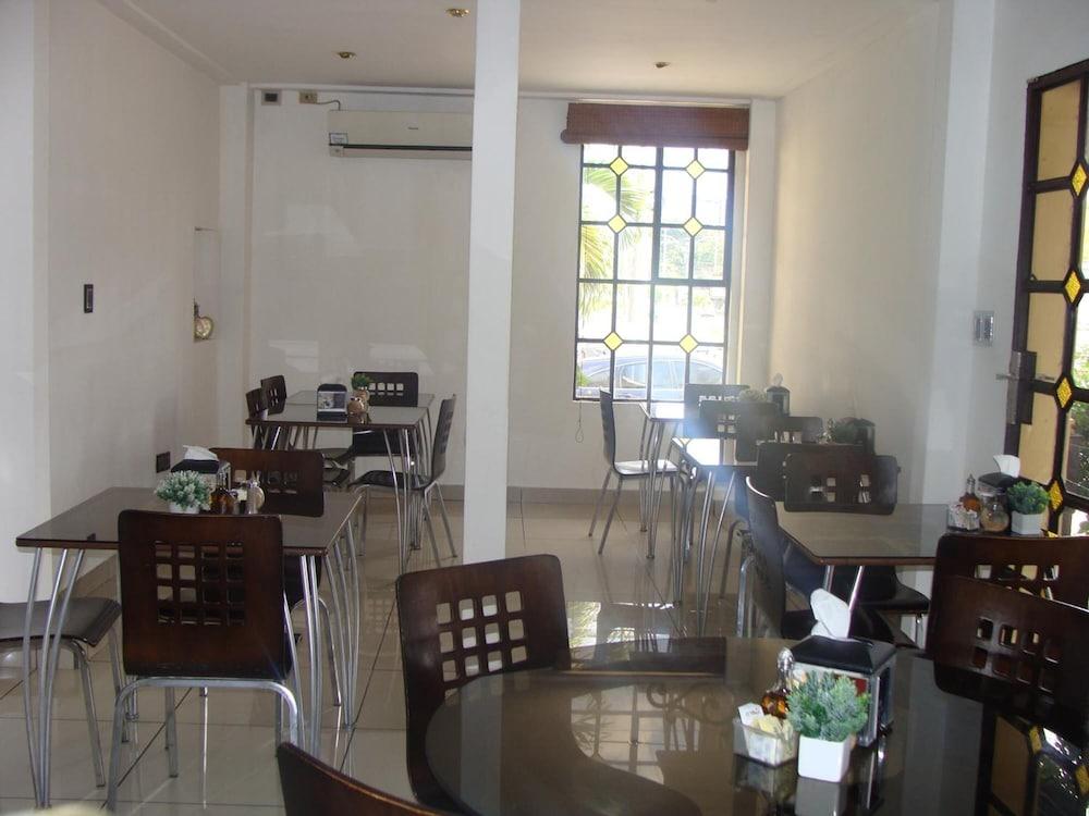 Florencia Zona Rosa San Salvador